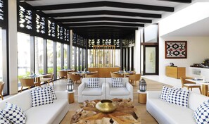 3 restaurants, breakfast, lunch, dinner served; international cuisine