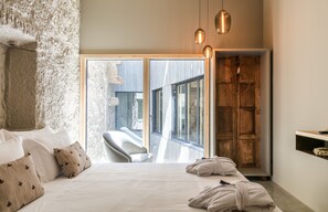 Classic Double Room | Premium bedding, minibar, in-room safe, individually decorated - Armazém Luxury Housing (Porto)