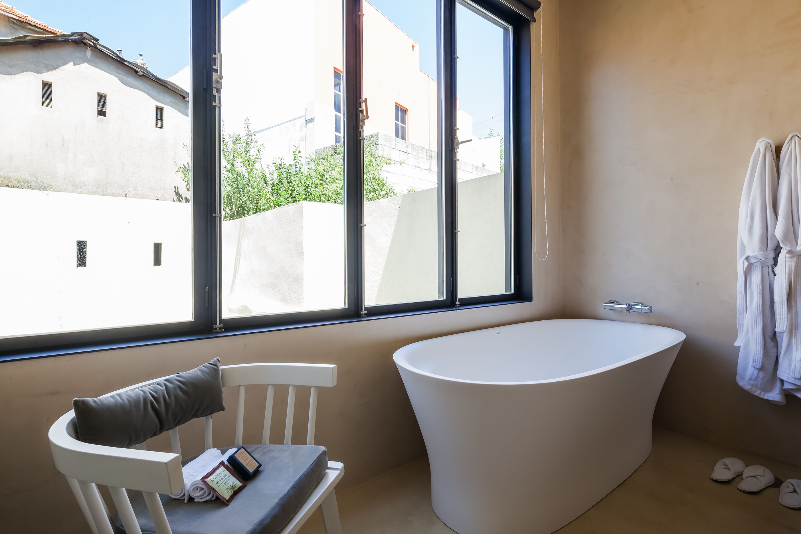 design apartment, 1 king bed, bathtub, tower | deep-soaking bathtub