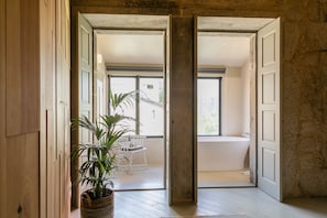 Signature Apartment, 2 Bedrooms, Terrace, Executive Level | Bathroom | Free toiletries, hair dryer, bathrobes, slippers - Armazém Luxury Housing (Porto)