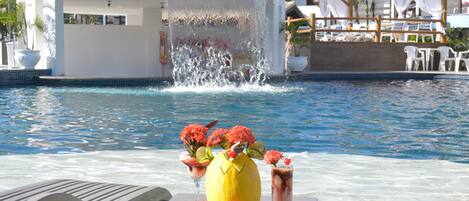 2 outdoor pools, pool loungers