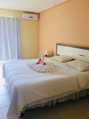 Minibar, caja de seguridad en la habitación y decoración personalizada 