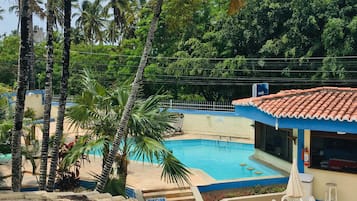 Hồ bơi ngoài trời