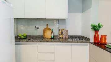 Apartamento | Cozinha privada | Geladeira, micro-ondas, cooktop, cafeteira/chaleira