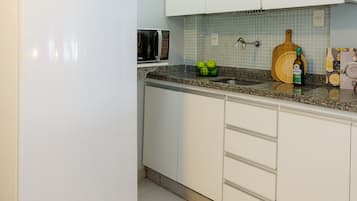 Apartamento | Cozinha privada | Cafeteira/chaleira, geladeira, micro-ondas, cooktop