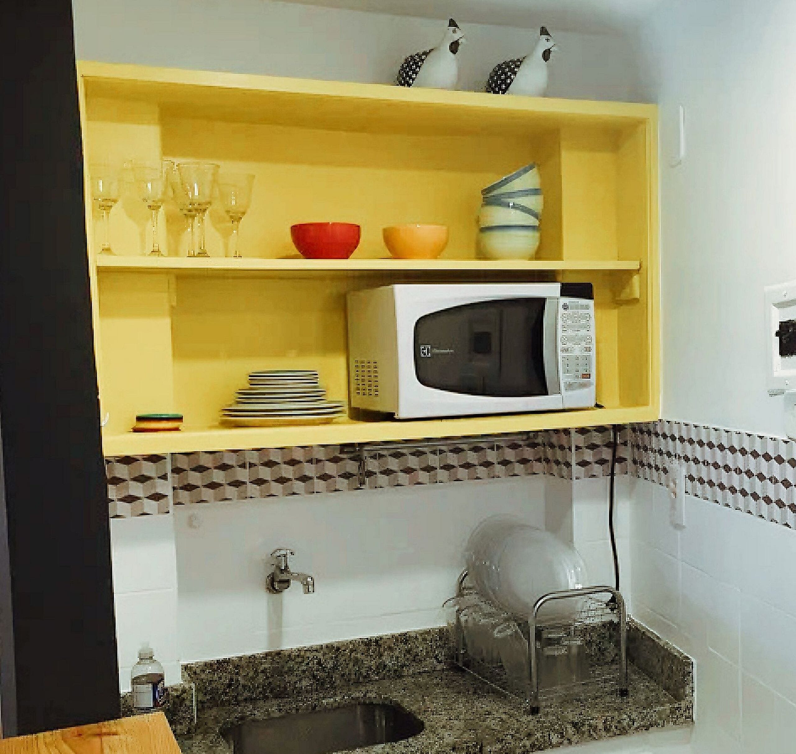 Appartement | Privékeuken | Een koffiezetapparaat/waterkoker, een koelkast, een microgolfoven