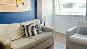 Apartamento 1206 | Área de estar | TV de tela plana 40 polegadas com canais digitais, TV