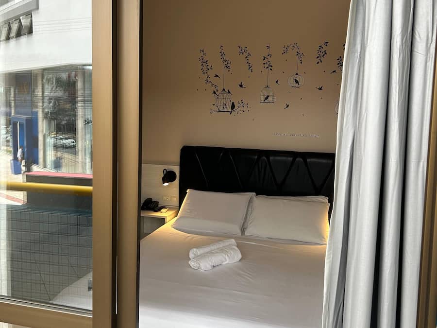 Quarto conforto (cama queen size) | Frigobar, escrivaninha, cortinas blackout, Wi-Fi de cortesia