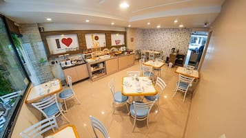 Esmorzar diari d'estil bufet gratuït