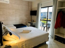 Quarto conforto (cama queen size) | Frigobar, escrivaninha, cortinas blackout, Wi-Fi de cortesia