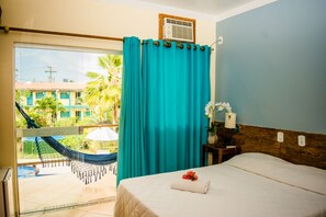 Minibar, bed sheets - Hotel Porto Garden (Porto Seguro)