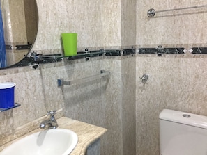 Loft | Baño | Regadera y toallas 