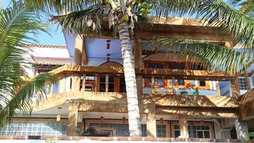 Vista frontal de la propiedad