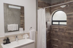 Chambre avec lits jumeaux | Salle de bain | Baignoire profonde, douche cascade, articles de toilette (gratuits)