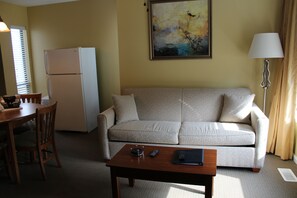 Habitación, 1 cama King size y sofá cama (B side unit) | Área de sala de estar