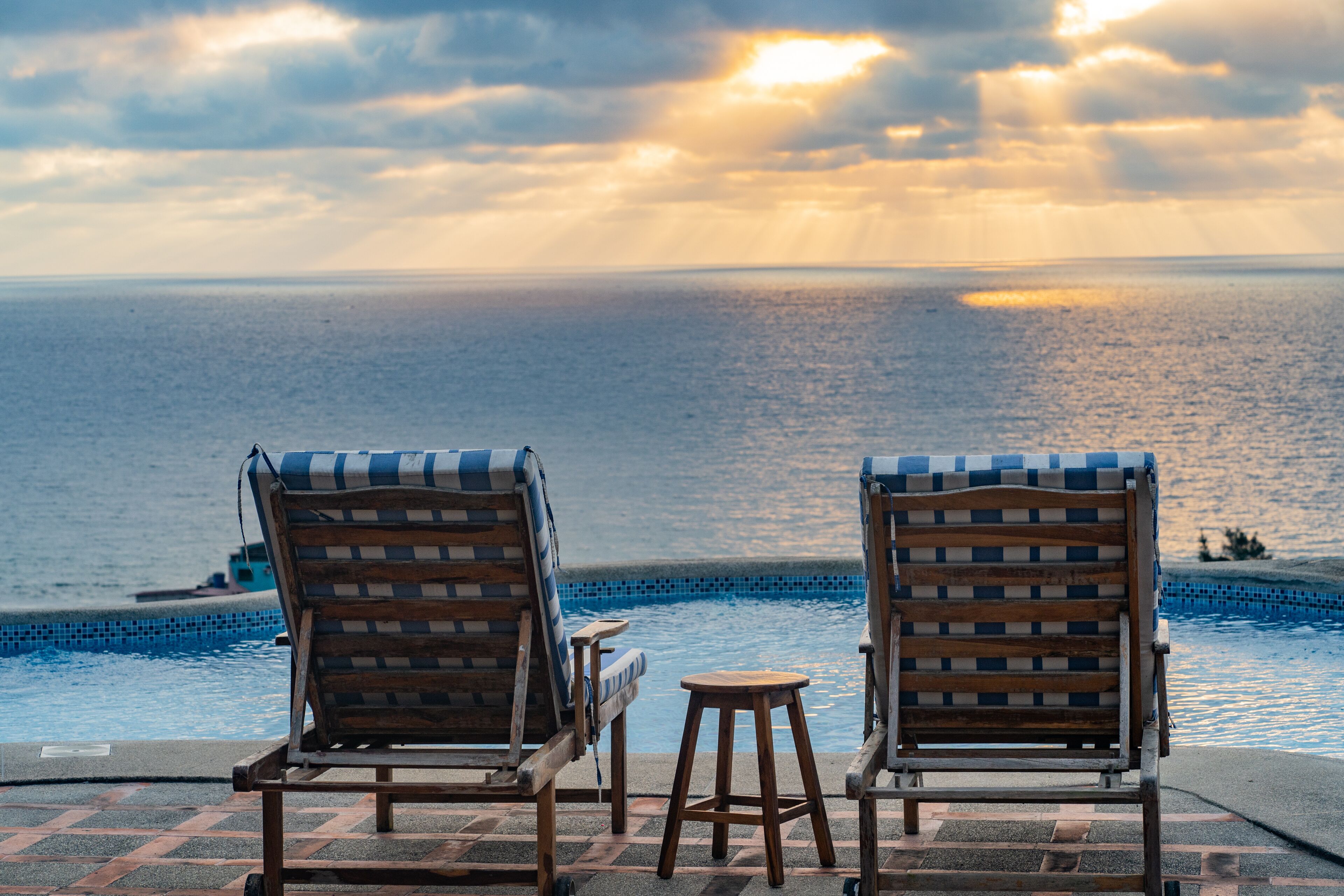 Utendørsbasseng, bassengparasoller og solsenger
