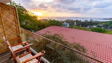 King Suite with Ocean View | Ylelliset vuodevaatteet, untuvapeitot, minibaari