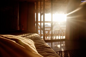 Habitación cuádruple estándar | Ropa de cama de alta calidad, edredón y minibar 
