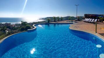 Ulkouima-allas, aurinkovarjoja, aurinkotuoleja