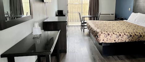 Una scrivania, lenzuola