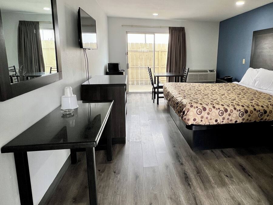 Een bureau, beddengoed