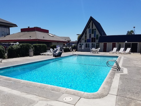 Una piscina al aire libre