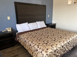 Escritorio y ropa de cama