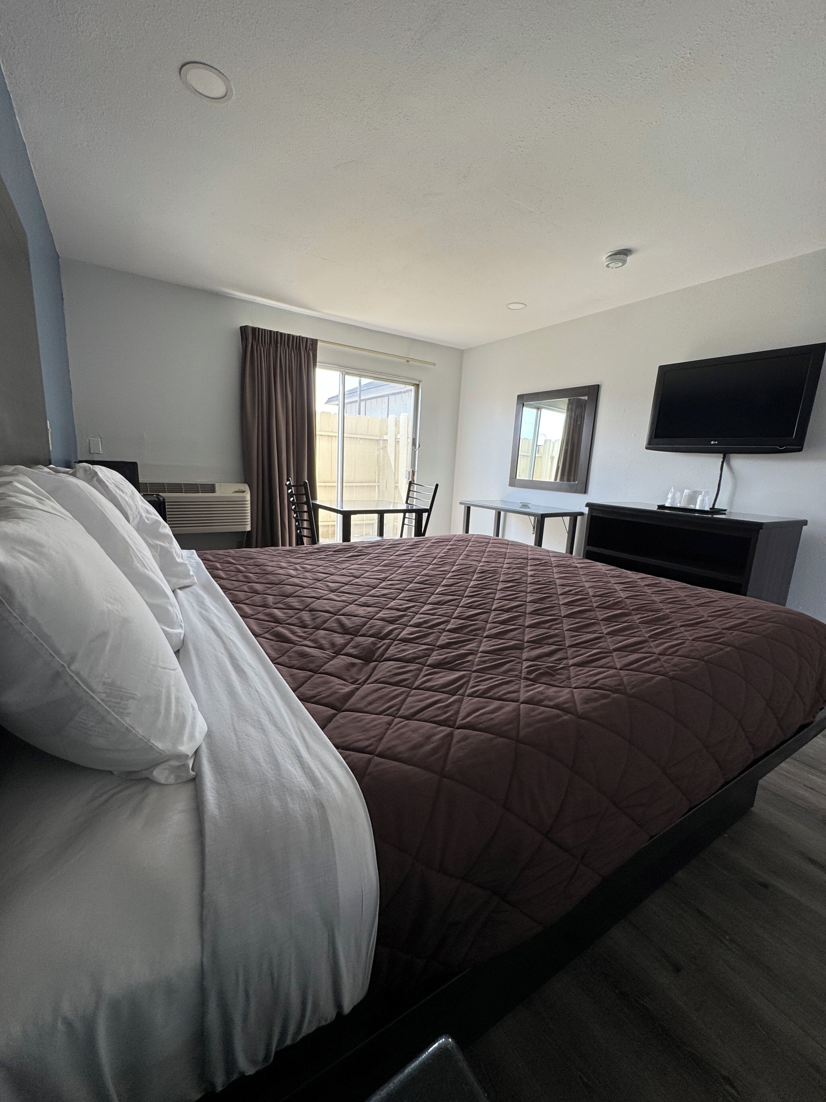 Escritorio y ropa de cama 