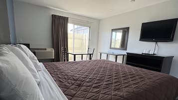 Escritorio y ropa de cama