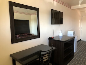 Escritorio y ropa de cama