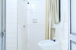 Standaard Twin kamer | Badkamer | Een douche, gratis toiletartikelen, handdoeken