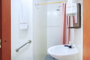 Dusche, kostenlose Toilettenartikel, Handtücher