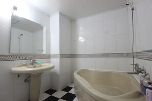 Standard Room | Bathroom | Separate tub and shower, free toiletries, hair dryer, bathrobes - Utopia Motel (Gumi)
