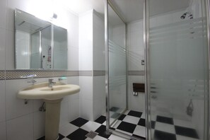 Habitación Premium | Baño | Bañera y ducha independientes y artículos de higiene personal gratuitos