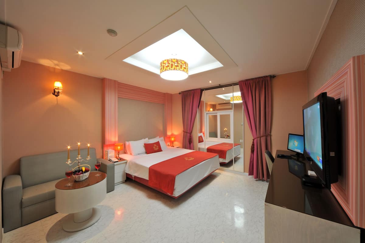 standard room, 1 bedroom | blackout curtains, soundproofing, iron/ironing board, free wifi