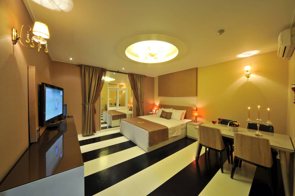 business room, 1 bedroom | blackout curtains, soundproofing, iron/ironing board, free wifi