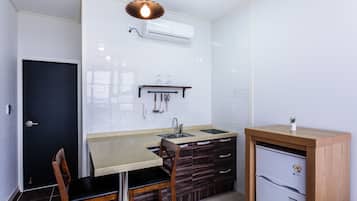 Kjøleskap, vannkoker og kjøkkenutstyr