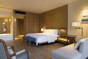 Minibar, caja de seguridad en la habitación y decoración personalizada