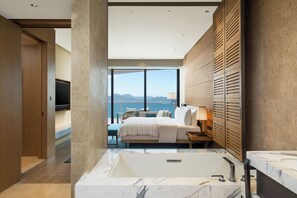 名牌洗护用品、吹风机、浴袍、拖鞋