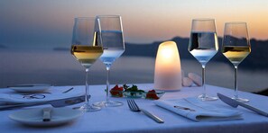 2 restaurantes, se sirven desayunos, comidas y cocina internacional