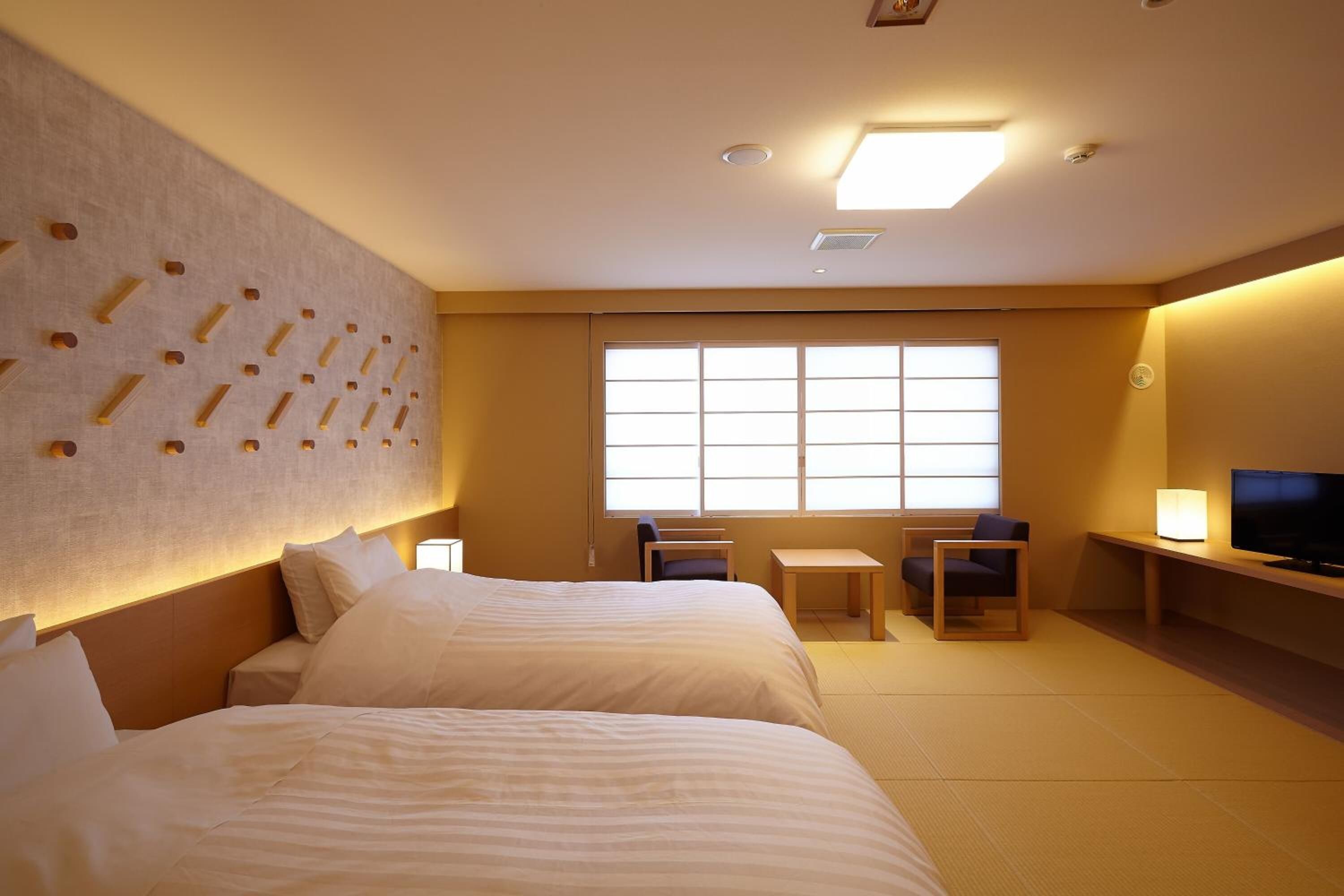 セーフティボックス (室内)、デスク、WiFi (無料)