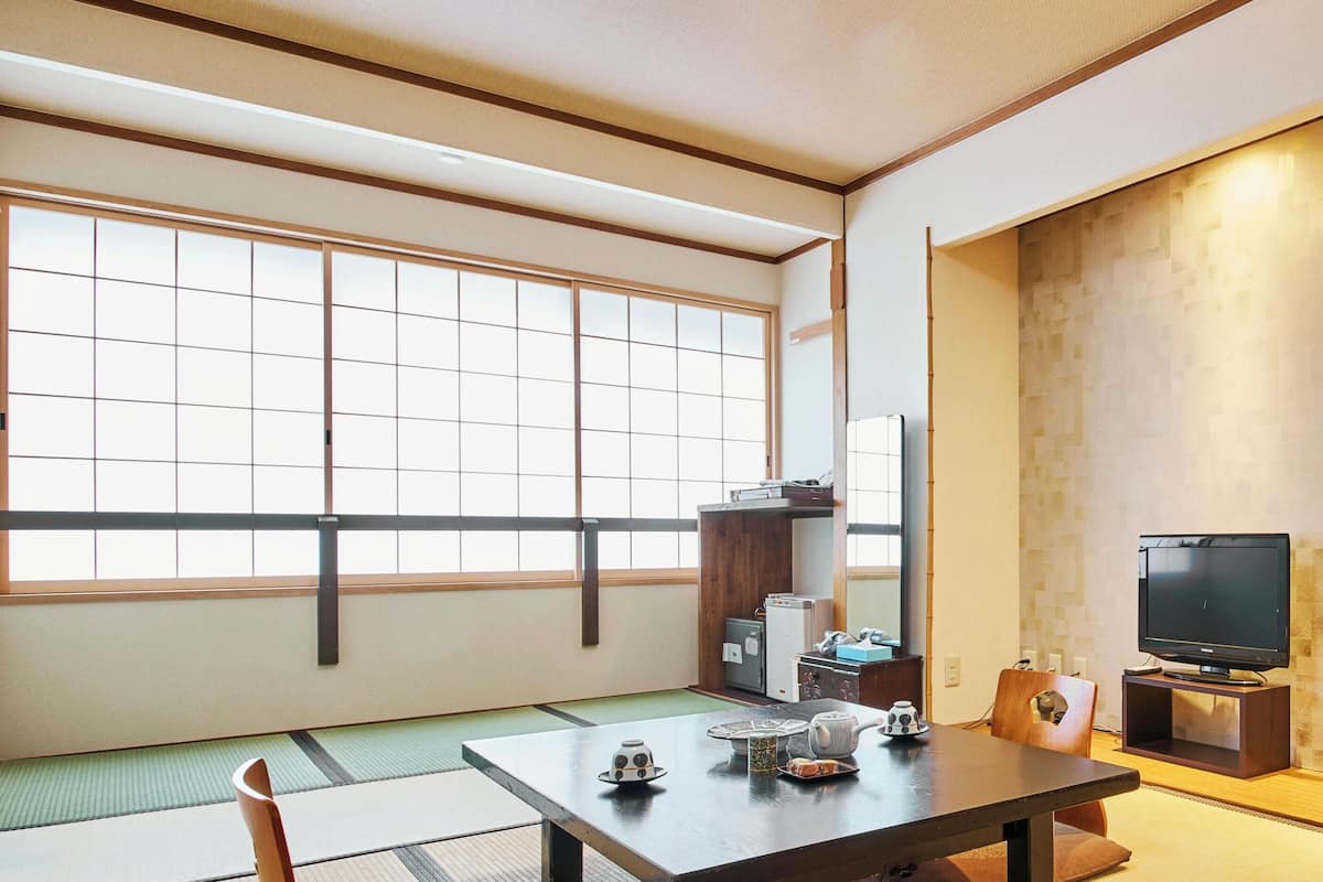 Quarto tradicional, para não fumantes, banheiro privativo (JapanStyle with Private Bathroom) | Cofres nos quartos, escrivaninha, ferros/tábuas de passar roupa