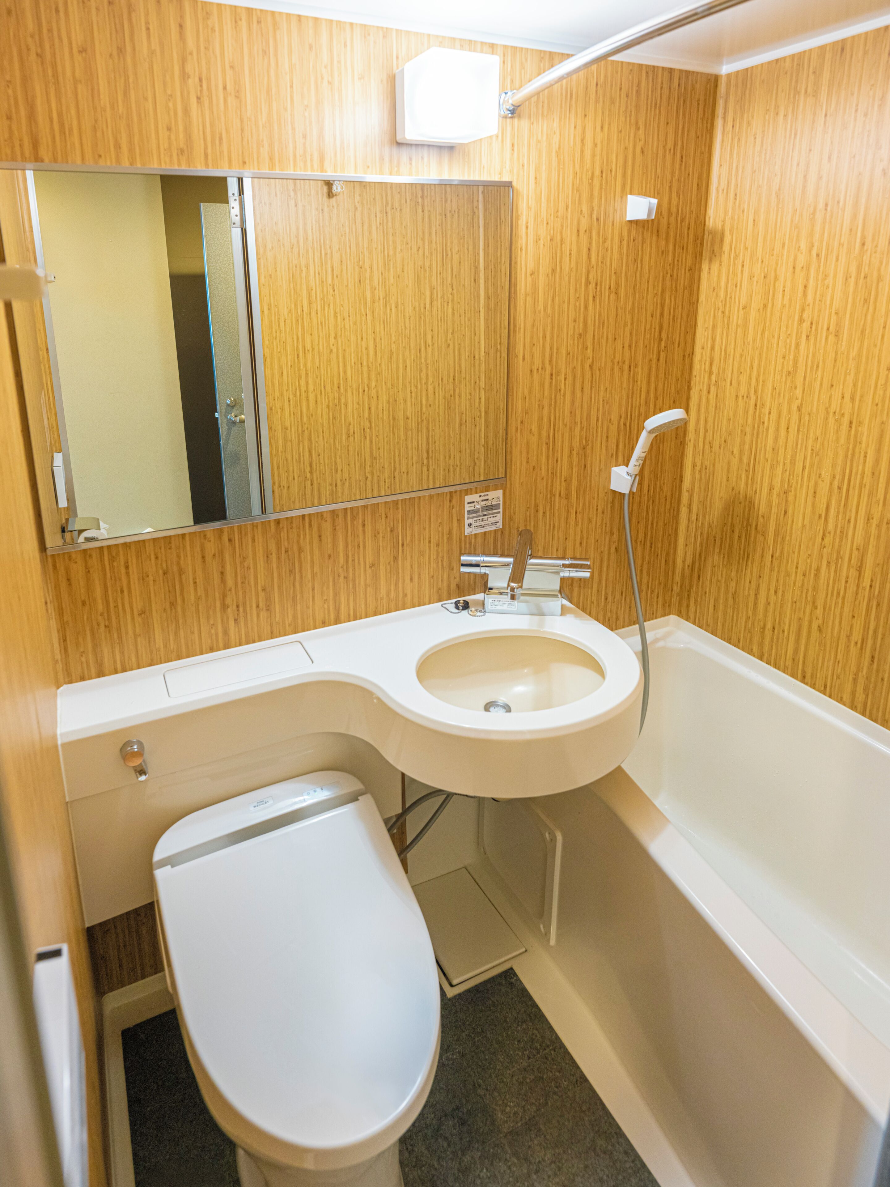 A bathroom with a toilet, sink, and bathtub.