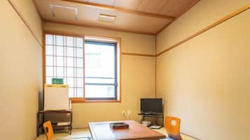 Japanese Room 6 Tatami mats | In-room safe, desk, iron/ironing board (on request), WiFi (free)