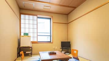 Japanese Room 6 Tatami mats | In-room safe, desk, iron/ironing board (on request), WiFi (free)