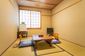 Japanese Room 6 Tatami mats | In-room safe, desk, iron/ironing board, free WiFi - Hifumi Ryokan (Kyoto)