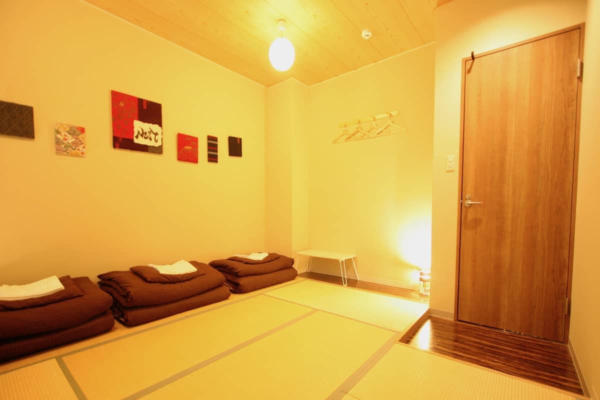 Traditional Triple Room, 3 Bedrooms, Non Smoking, Shared Bathroom | Peti besi dalam bilik, langsir/tirai gelap terus