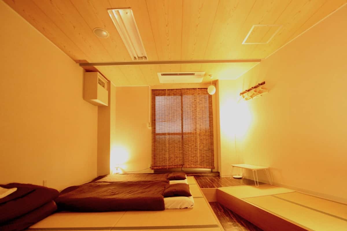 Traditional Room (Deluxe) | Peti besi dalam bilik, langsir/tirai gelap terus