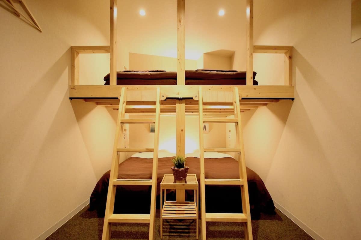 Room (Private, 4 People) | Peti besi dalam bilik, langsir/tirai gelap terus