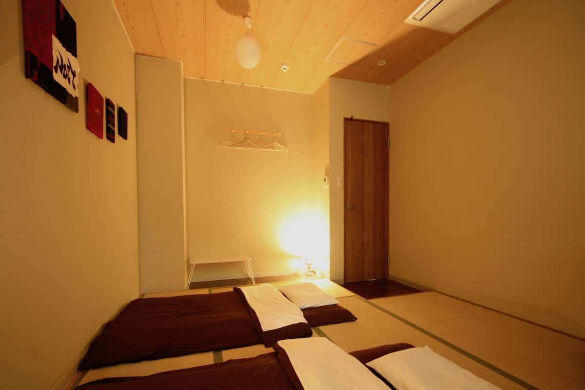 Chambre triple traditionnelle, 3 chambres, non-fumeur, salle de bains commune | Coffre-fort pour ordinateur portable, rideaux dâobscurcissement